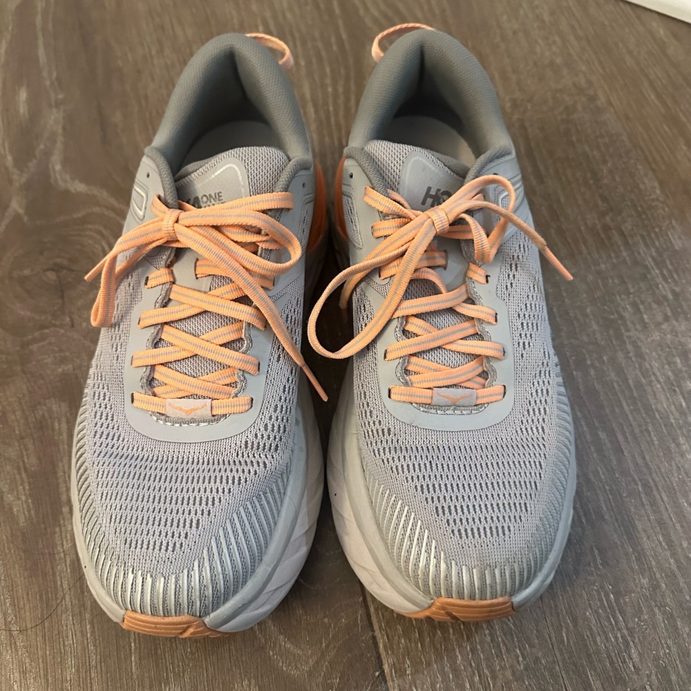 HOKA make an offer!!!!
like new women’s gray and peach
Bondi